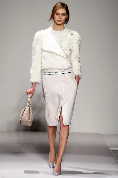 Look 16